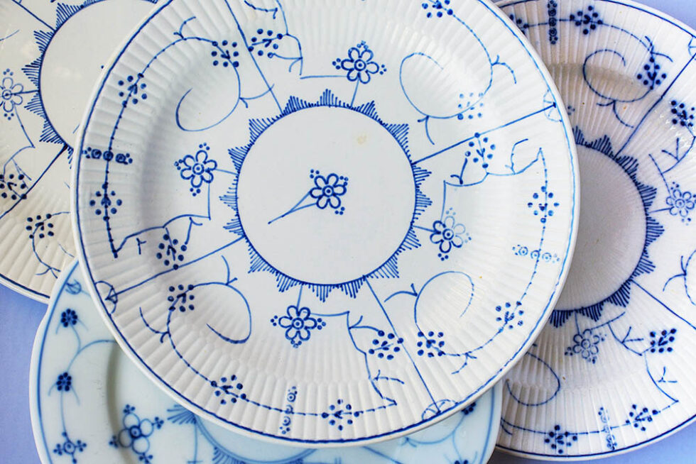 Servies 07 Oude franse blauw witte bordjes met patroon bloempjes