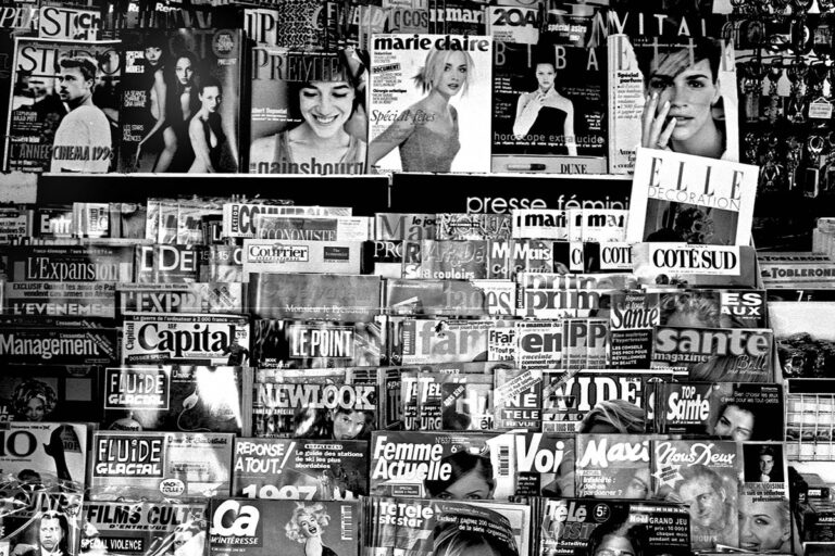 Met de Franse slag 17 VINTAGE Parijs Kiosk zwart wit tijdschriften