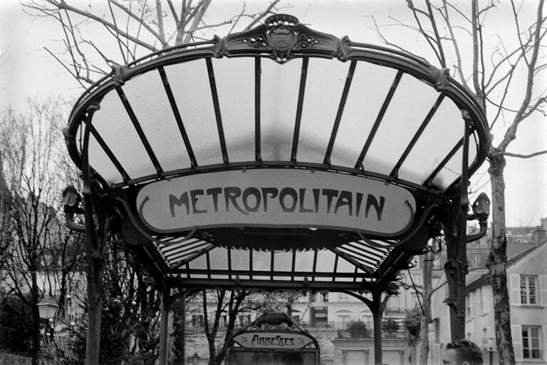 Met de Franse slag 20 VINTAGE Parijs, metroingang Abbesses