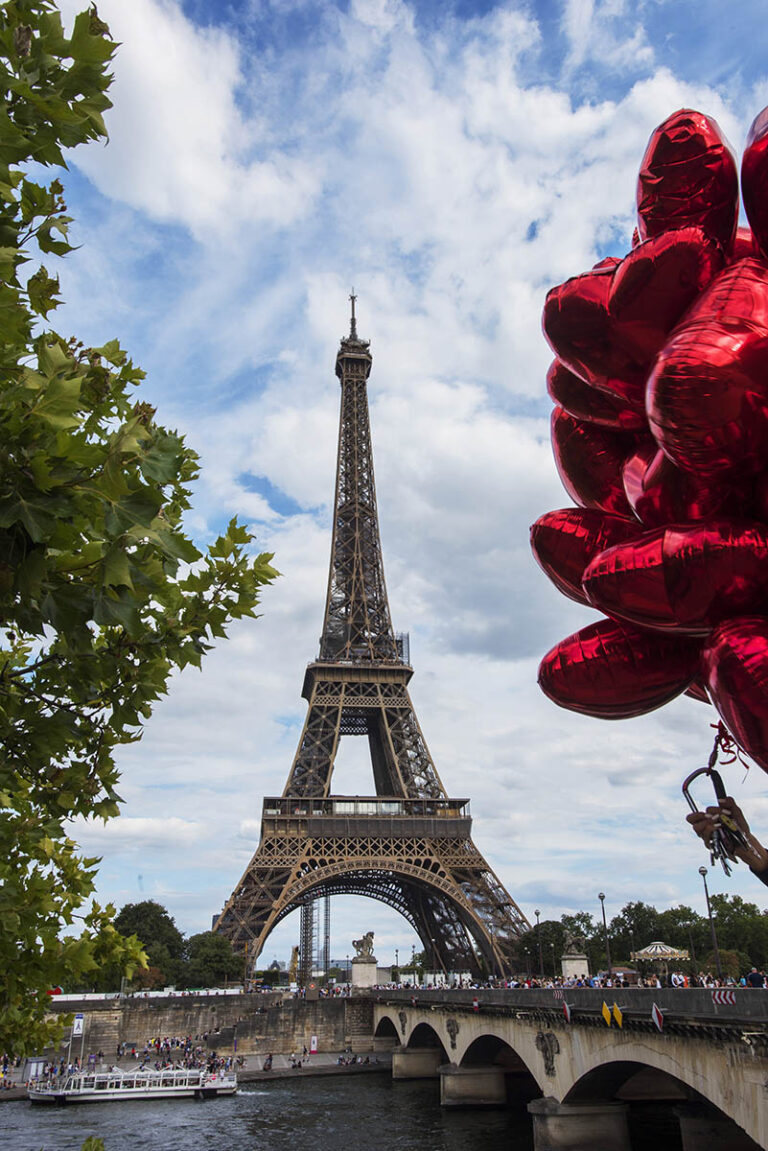 Met de Franse slag 23 Parijs, Eiffeltoren met rode ballonnen.