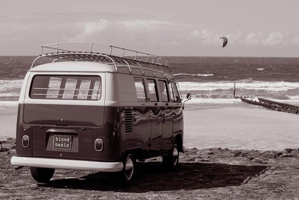 Zee en strand 08 VW bus aan het strand met surfer