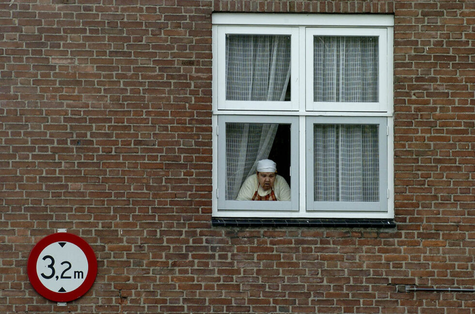 2005 Tiburg, Wijk Broekhoven vrouw kijkt door het raam