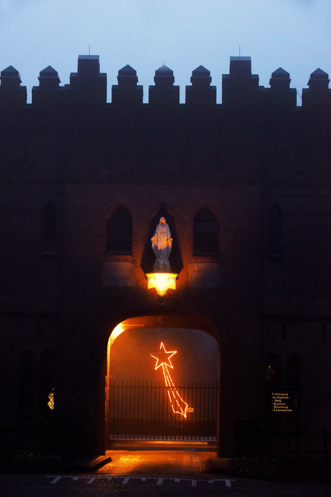 2014 Berkel Enschot,Sfeervolle Kerstster bij ingang van Trappistenklooster
