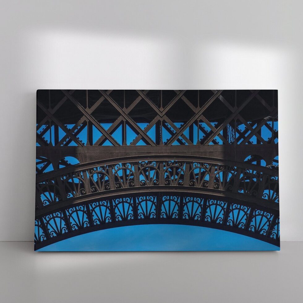 1052318 Parijs Eiffeltoren sierlijke bogen met blauwe lucht
