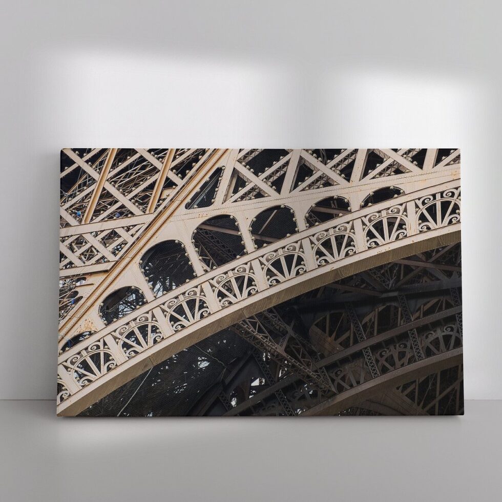 1054467 Parijs Eiffeltoren Sierlijke bogen in lichte beige metaalkleur