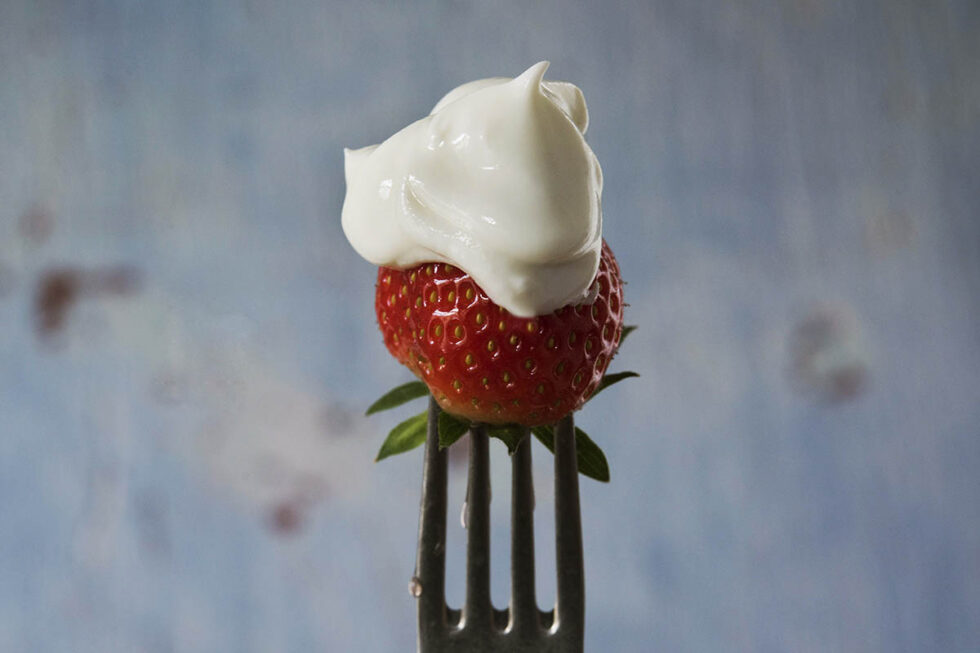 Food foto aardbei met yoghurt op vork