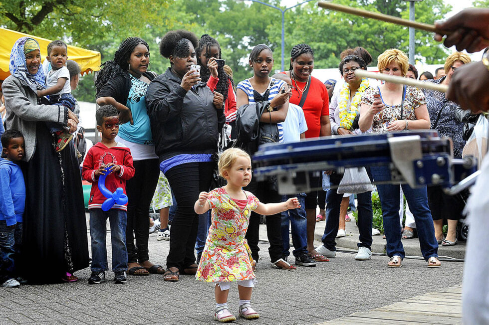 2011 Tilburg Verdiplein Wijkfestival Bang is de kleine Amber Dekker (2 jaar) niet, ze staat gewoon lekker te dansen op de opzwepende muziek, terwijl haar multiculturele buurtgenoten toekijken en foto's maken.