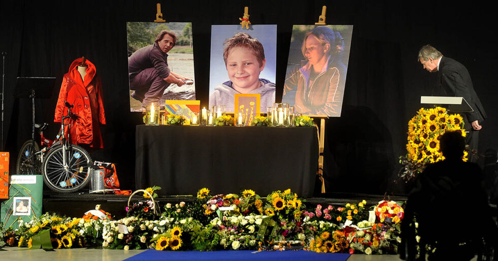 2010 Tilburg ijssporthal herdenkingdienst familie van assouw burgemeester Opstelten buigt naar de foto's van de 3 slachtoffers