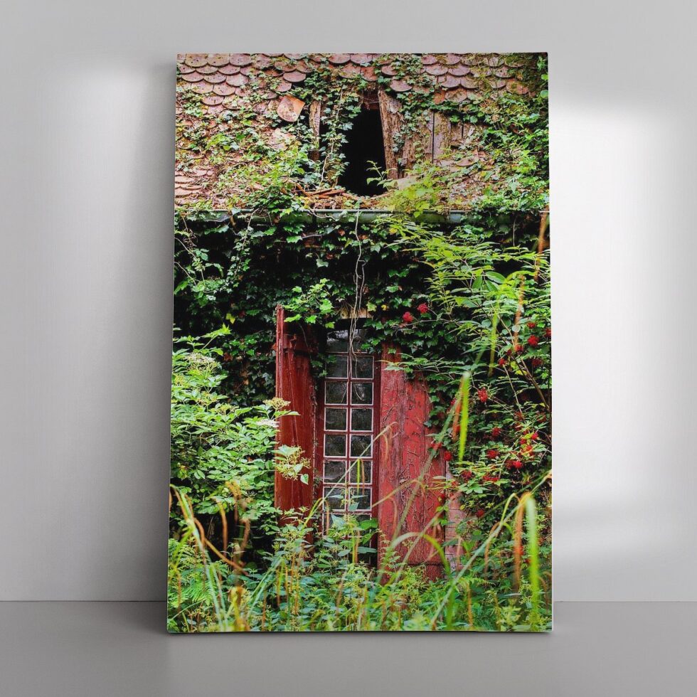 1486900 Rood raam in oud kasteel pand in Frankrijk