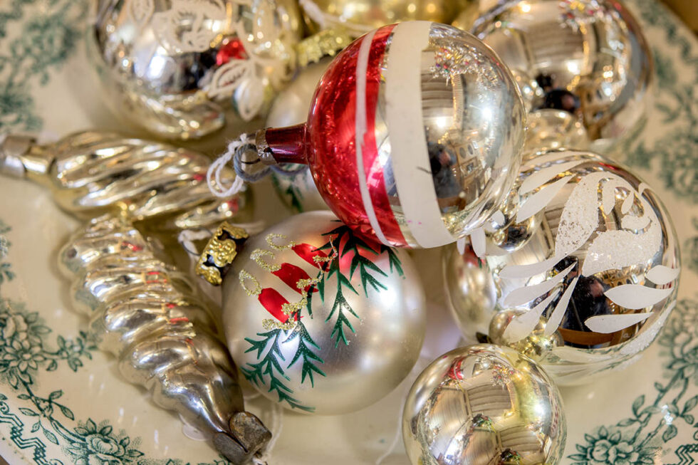 Feestdagen nr 18 Kerstkaart met retro zilveren kerstballen op frans bord.