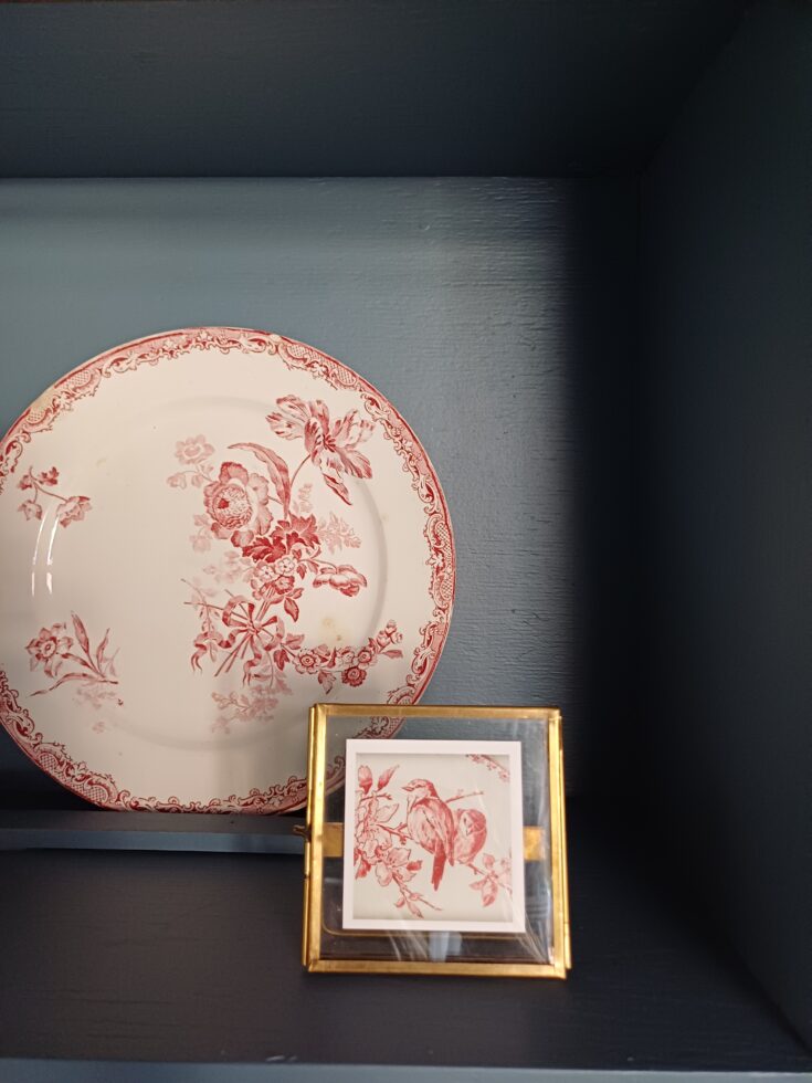 Petit carré rouge, rode detail foto met vogels van oud Frans bord