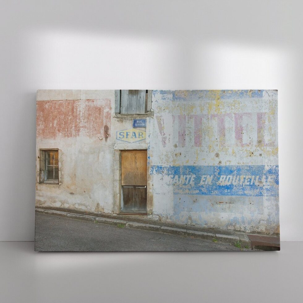 1903710 Verweerde gevel met Vittel reclame in Frankrijk